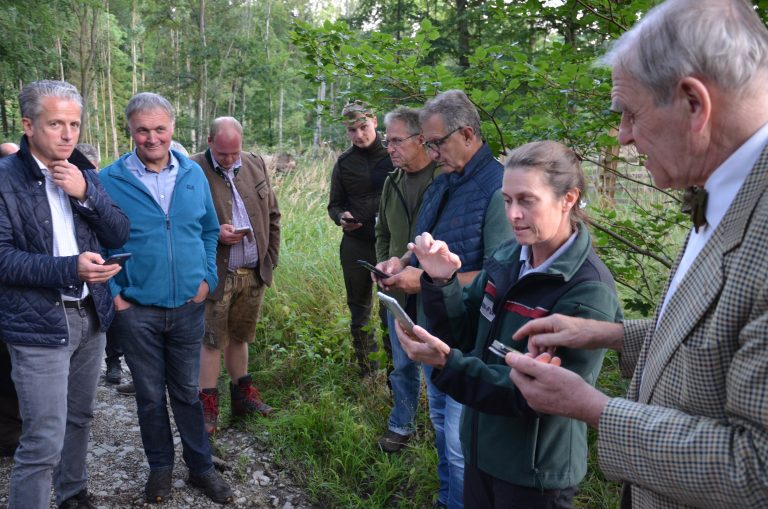 IT im Wald. Dr. Heidi Döbbeler erklärt die App der NW-FVA zur Baumartenempfehlung